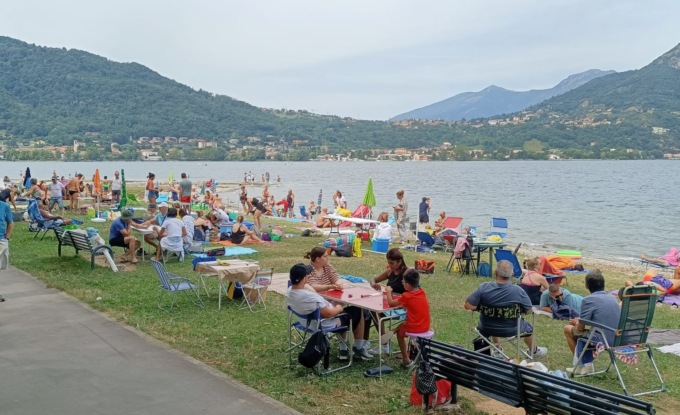 I tradizionali pic nic di Ferragosto… colorano il lungolago di Vercurago
