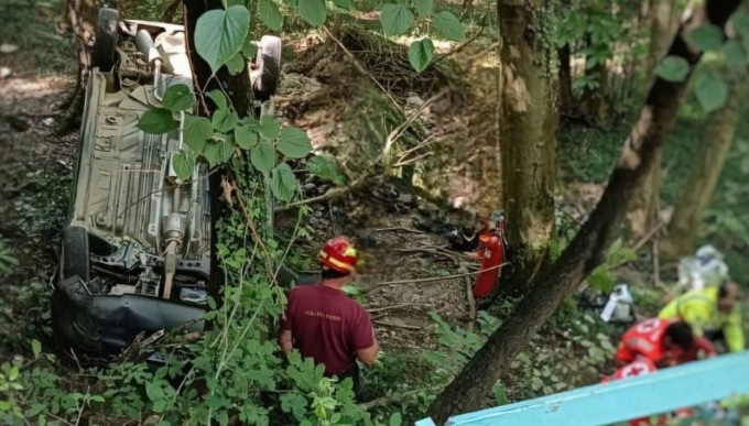 Auto ribaltata a Dorio, intervento dei Vigili del fuoco