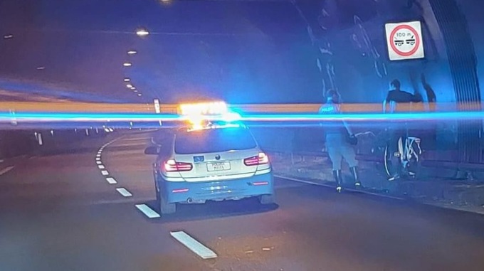 Dervio, ciclista in galleria: traffico rallentato