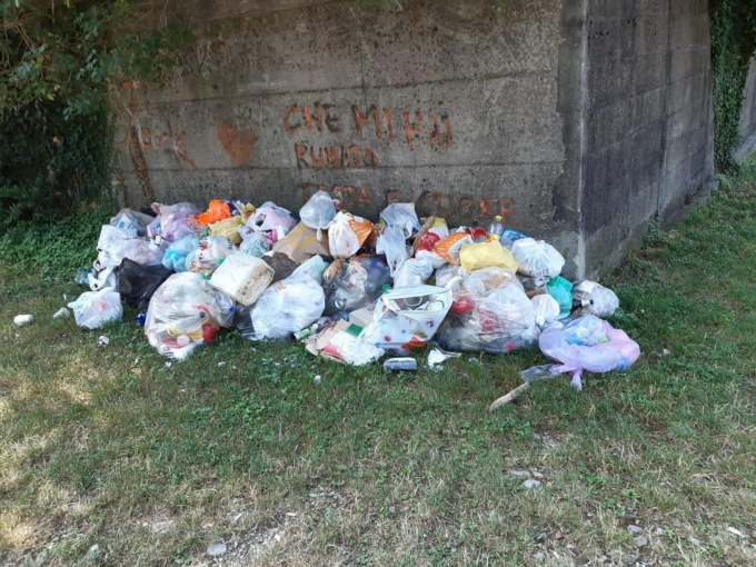 Allarme rifiuti nel Lecchese: pioggia di segnalazioni sui social