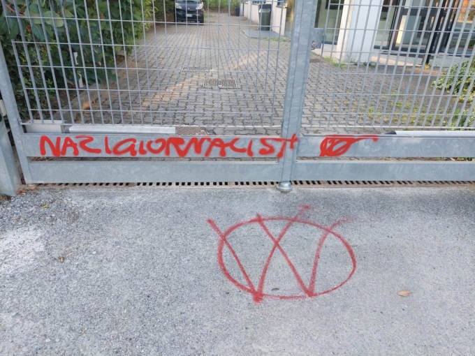 “Nazi giornalisti”: no vax attaccano la sede di Netweek