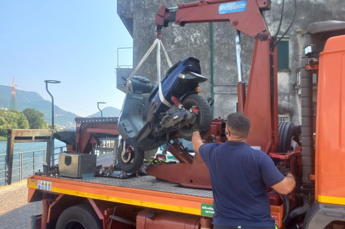 Non si fermano all’alt della Locale e fuggono su un motorino rubato: inseguimento a Olginate