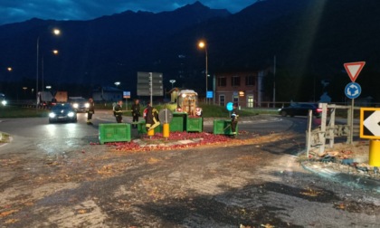 Camion perde il carico: in strada 33 quintali di mele