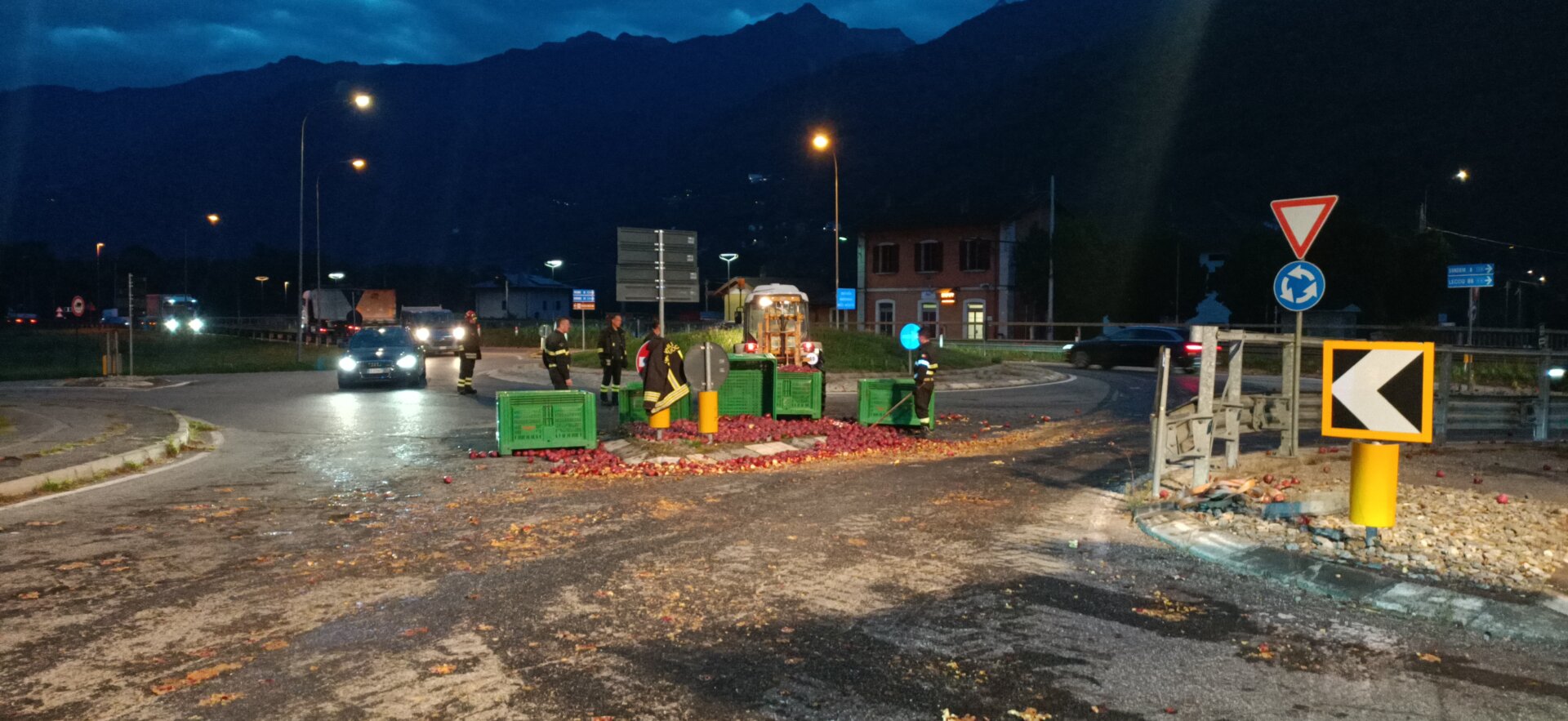 Camion perde il carico: in strada 33 quintali di mele