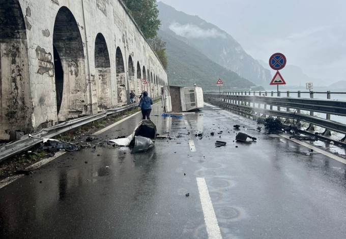 Abbadia: furgone ribaltato sulla Statale 36, ferito un 62enne, traffico in tilt