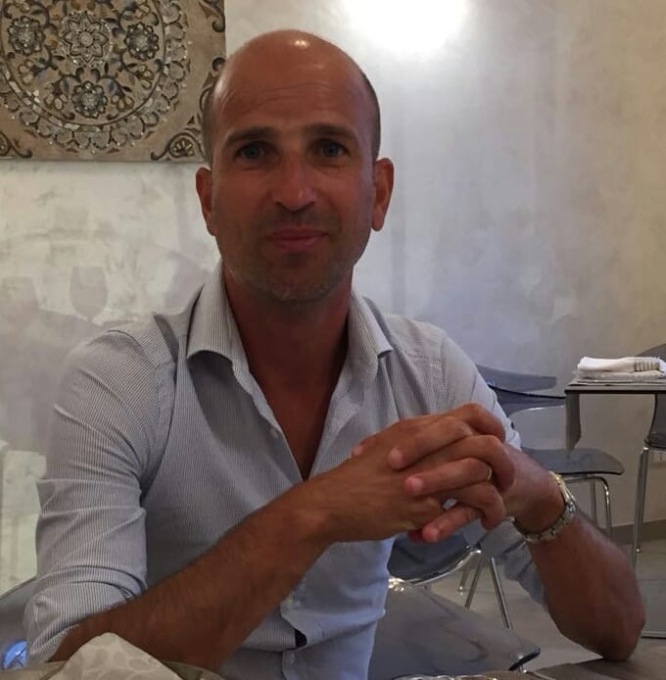 Cerca gli amici del fratello morto in moto per onorarne la memoria