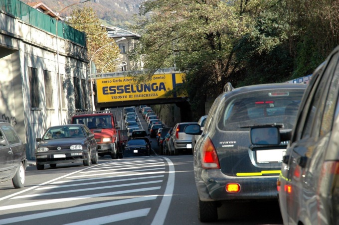 Con la ripartenza delle scuole traffico alle stelle. Gattinoni: “Usate meno le auto”