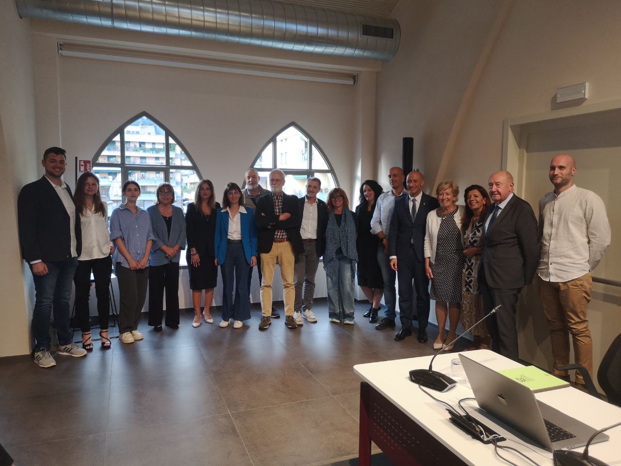 Foto di gruppo con gli enti di Officina Badoni 2030