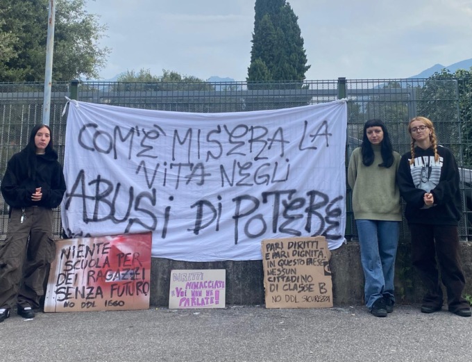Lecco: sit in degli studenti contro il Ddl Sicurezza davanti al Medardo Rosso