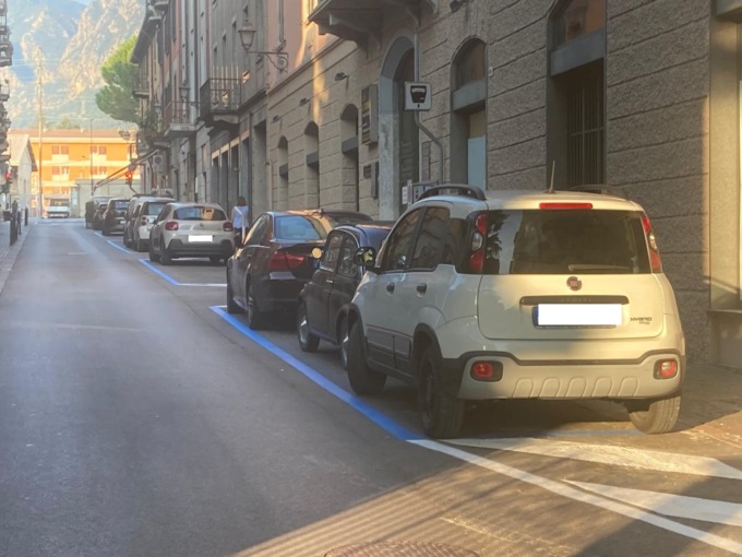 Rivoluzione parcheggi? “Si agisca anche nei rioni, non solo in centro”