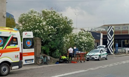 Il camion suona il clacson e lui si spaventa: 50enne cade in bici