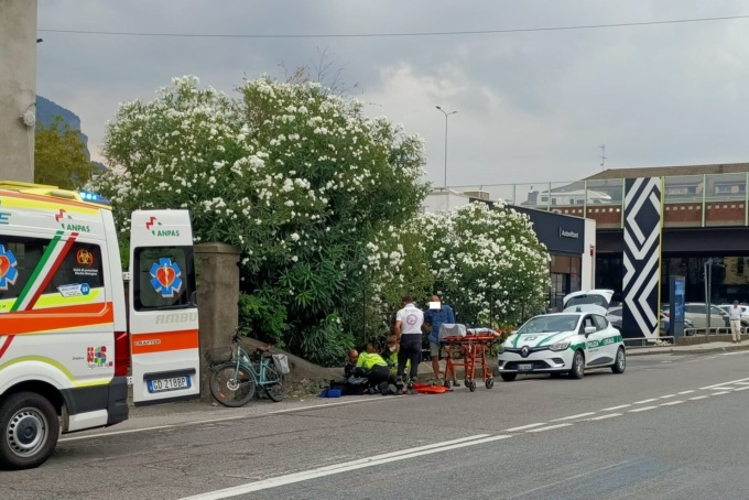 Il camion suona il clacson e lui si spaventa: 50enne cade in bici
