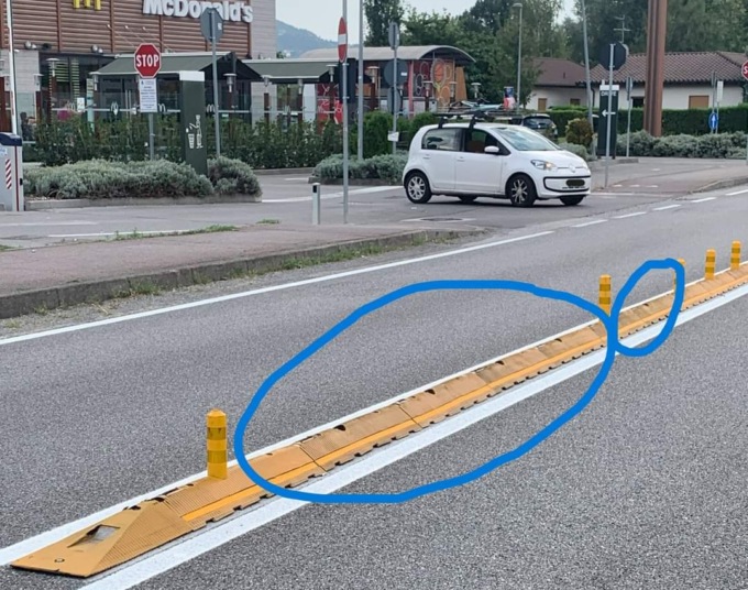 Garlate: già divelto lo spartitraffico sulla Provinciale