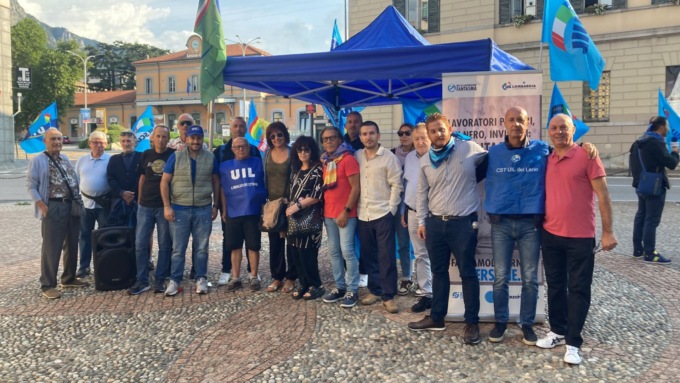 Presidio Uil a Lecco: “Lavoratori ostaggio di Trenord e di strade che cadono a pezzi”