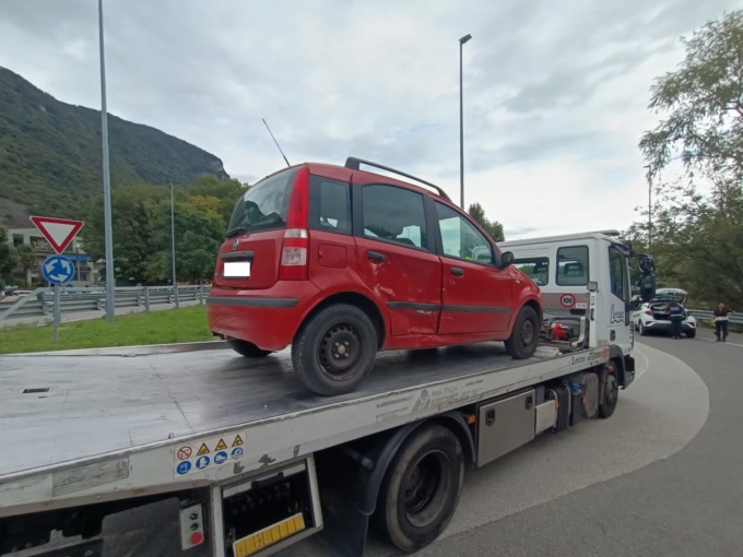 Auto ribaltata a Rivabella: ferito un 65enne