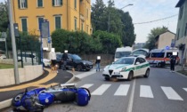 Auto in svolta centra due moto: in condizioni serie tre motociclisti