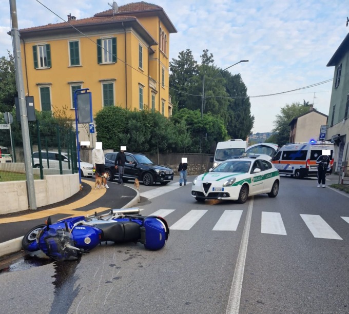Auto in svolta centra due moto: in condizioni serie tre motociclisti