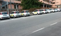 Lecco: posteggio interamente occupato dalle auto... delle Poste