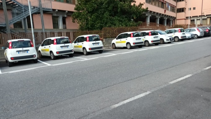Lecco: posteggio interamente occupato dalle auto… delle Poste