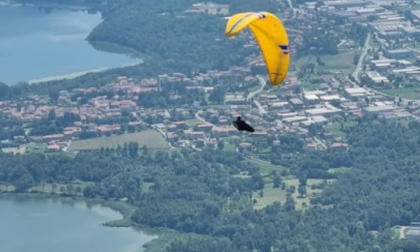 Paura a Civate: 49enne precipita nel lago con il parapendio