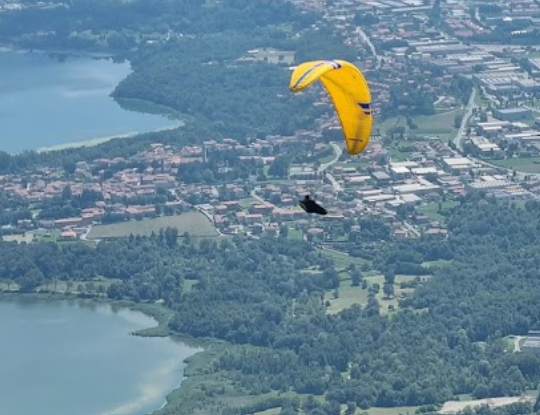 Paura a Civate: 49enne precipita nel lago con il parapendio
