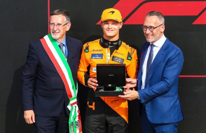 Il sottosegretario Mauro Piazza consegna a Norris l’Anello della Regina