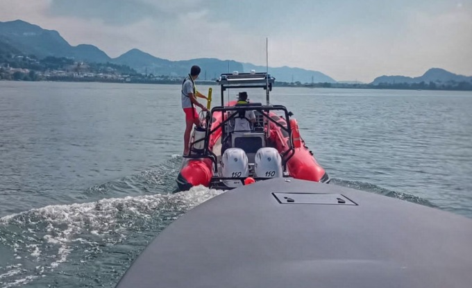 Principio d’incendio nel vano del motore di una barca, intervento dei Vigili del fuoco