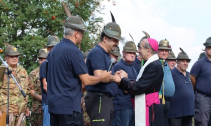 L'arcivescovo Delpini benedice gli Alpini e la chiesetta delle Betulle