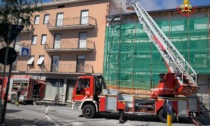 Incendio tetto in corso Europa, Vigili del fuoco in azione a Calolzio