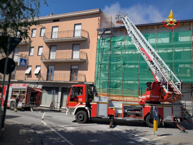 Incendio tetto in corso Europa, Vigili del fuoco in azione a Calolzio