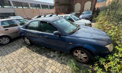 Calolzio: un'altra auto abbandonata è diventata rifugio per sbandati