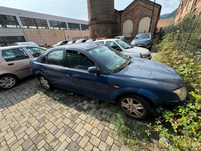 Calolzio: un’altra auto abbandonata è diventata rifugio per sbandati