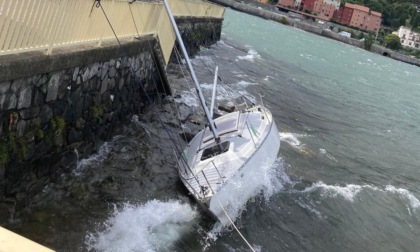 Barca incagliata nelle acque del lago a causa delle forti raffiche di vento