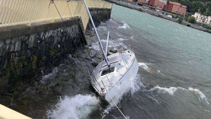 Barca incagliata nelle acque del lago a causa delle forti raffiche di vento