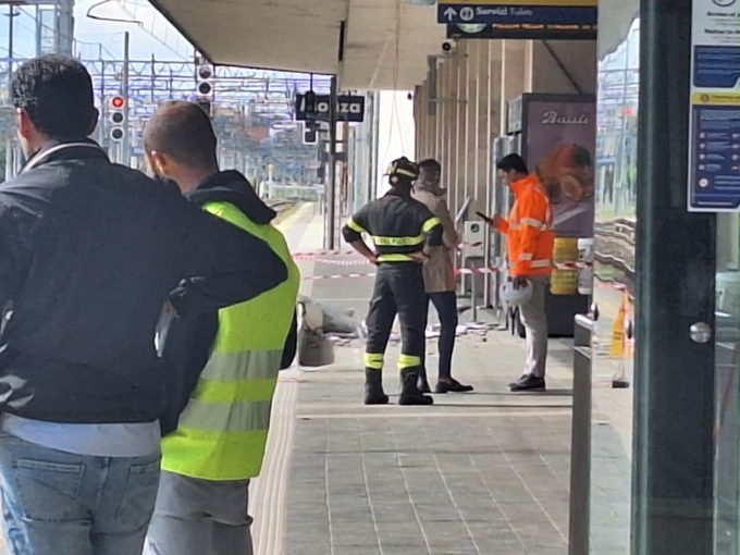 Monza: crolla una pensilina in stazione. Chiuso un binario, circolazione bloccata per Lecco, Bergamo, Milano