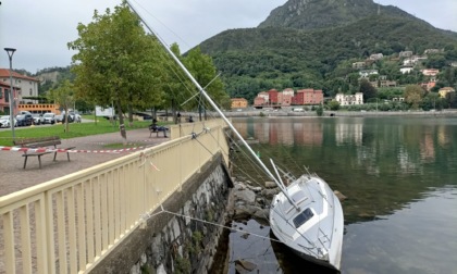 Lecco, barca a vela arenata "in bella mostra" sul lungolago