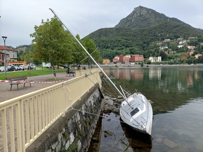 Lecco, barca a vela arenata “in bella mostra” sul lungolago