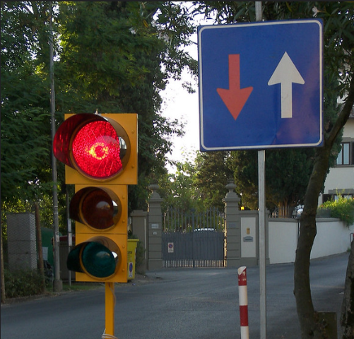 Semaforo sulla vecchia Lecco Ballabio: senso unico alternato da lunedì al 29 novembre