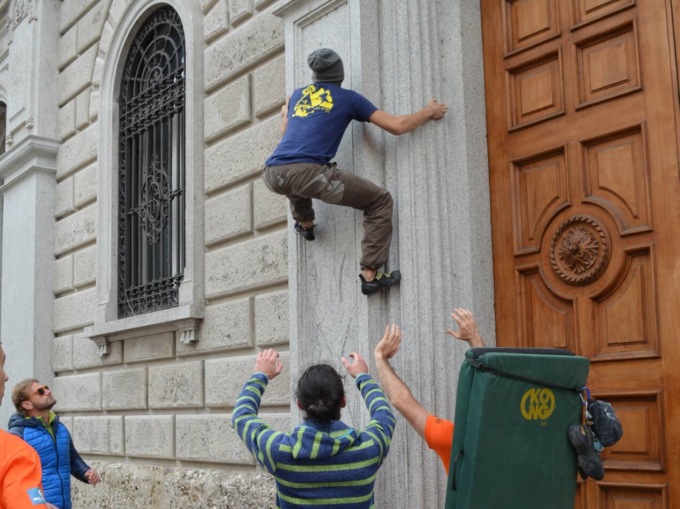 Piazza Garibaldi si trasforma in una palestra con RampeGamma Safari Boulder