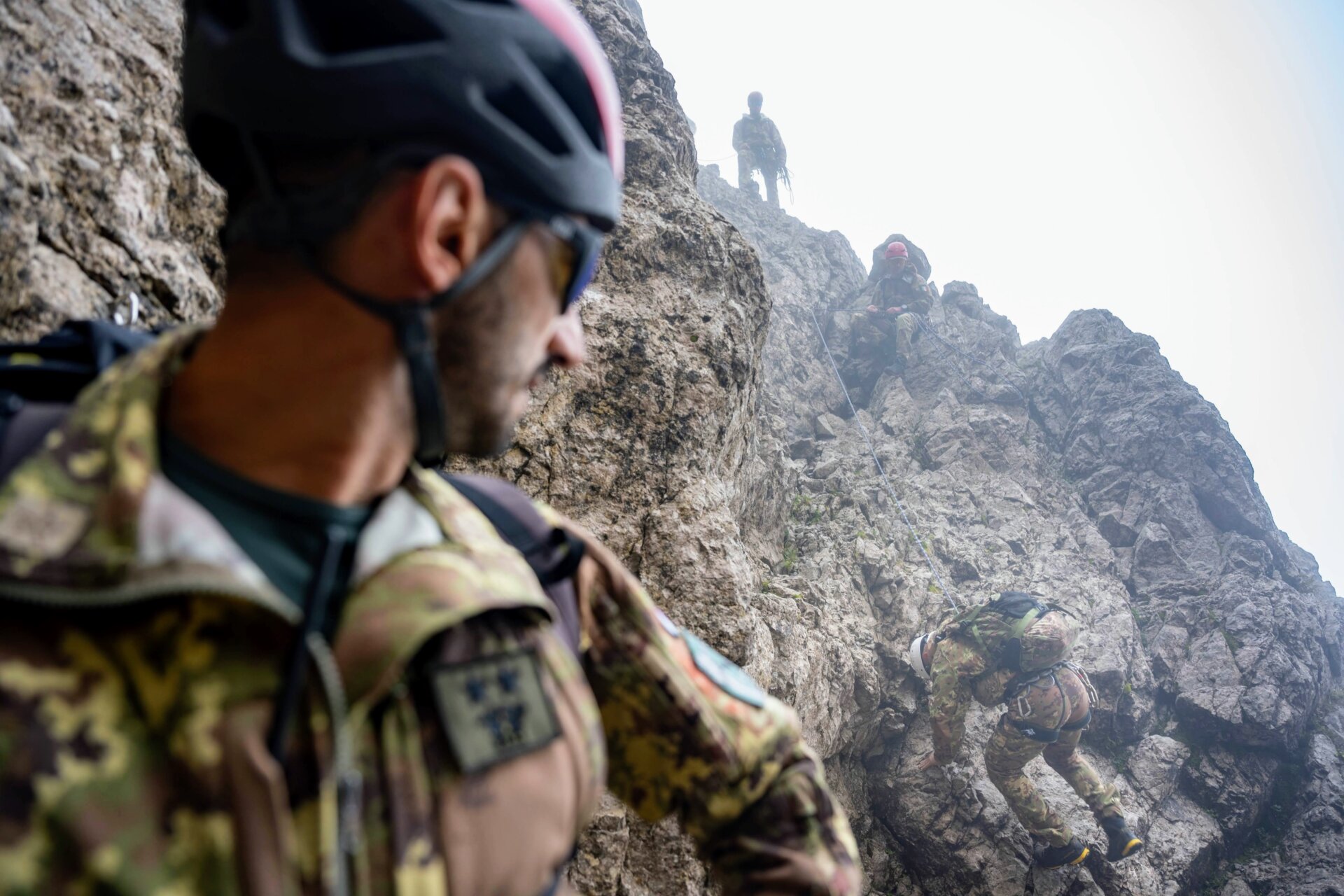 2 - Grigna Meridionale - Cresta Segantini alpini in fase di arrampicata