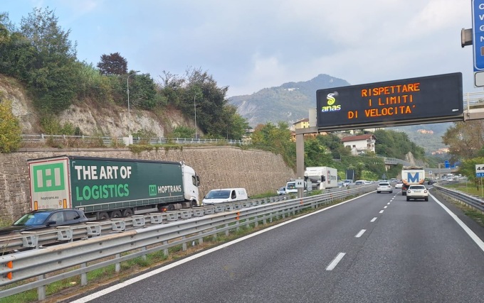 Massima attenzione sulla SS36 per un Tir in contromano