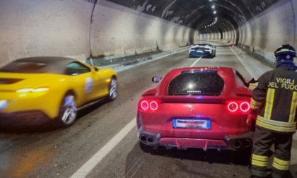 Ferrari si schianta contro il muro in galleria