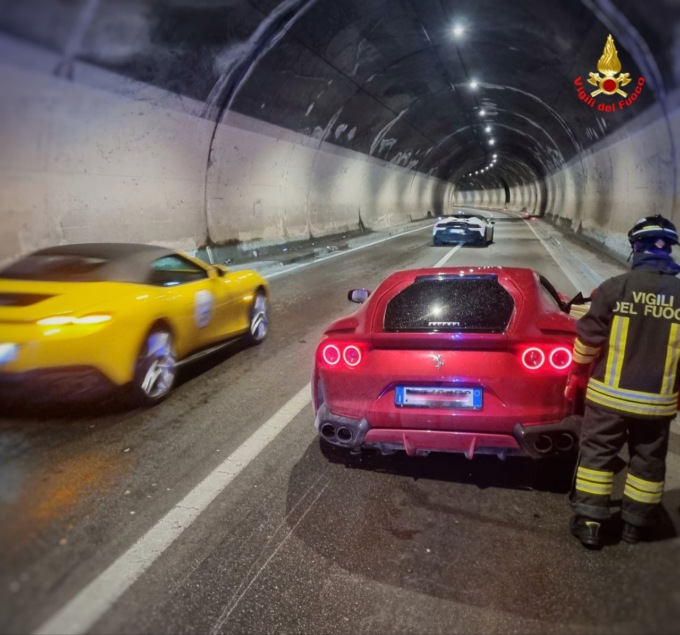 Ferrari si schianta contro il muro in galleria