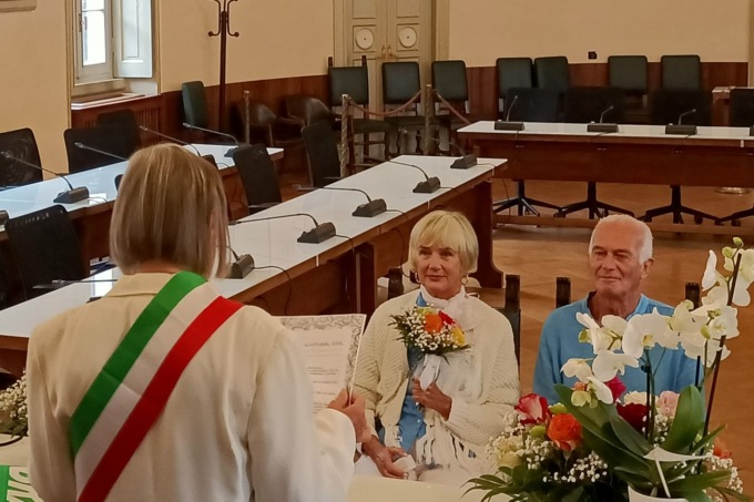 Si incontrano dopo sessant’anni  e si sposano