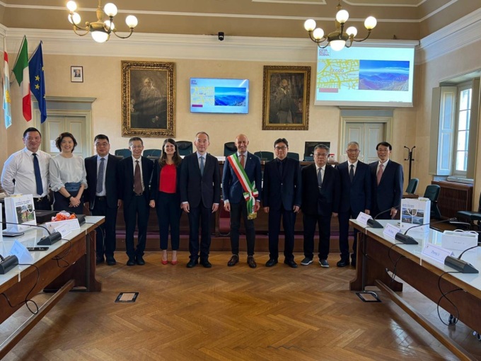 Una delegazione di China Telecom in visita a Lecco