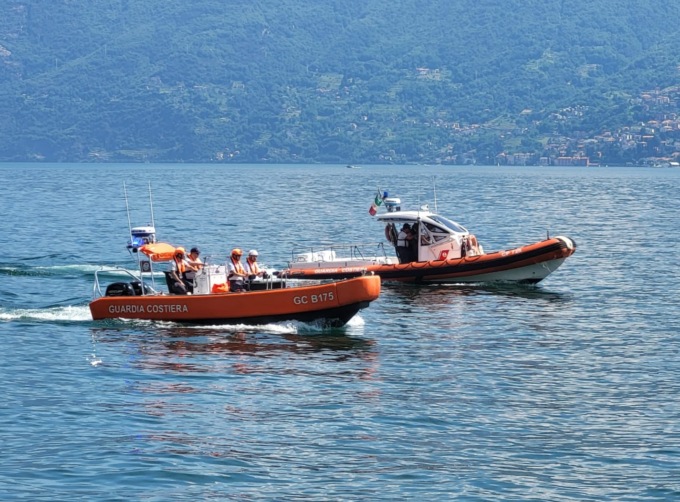 Rischiano la vita in mezzo al lago: due giovani salvate dalla Guardia costiera