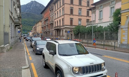 Lecco: cantiere del Teleriscaldamento in via Leonardo da Vinci, traffico rallentato