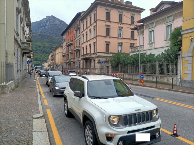 Lecco: cantiere del Teleriscaldamento in via Leonardo da Vinci, traffico rallentato