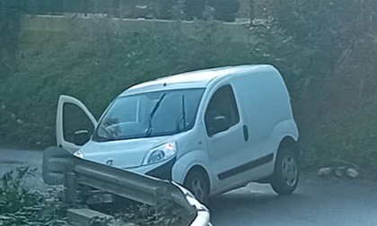 Furgoncino si schianta sulla strada tra Galbiate e Garlate