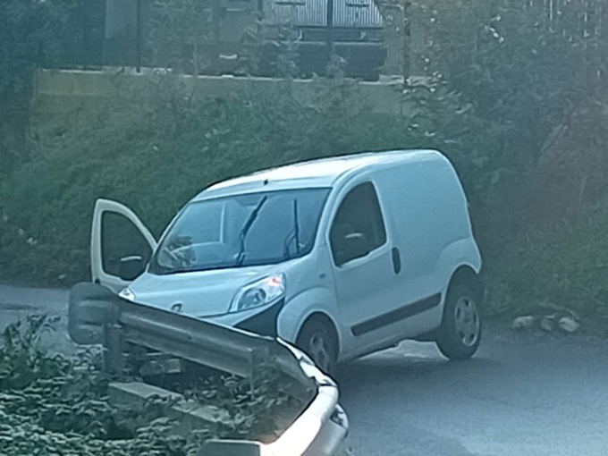 Furgoncino si schianta sulla strada tra Galbiate e Garlate